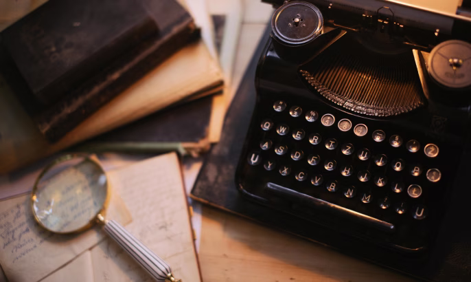 Photo d’un bureau avec une machine à écrire et des objets